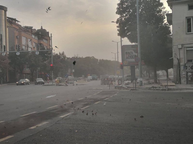 Ураганен вятър нахлува в България, в Пловдив кодът е жълт за опасно време