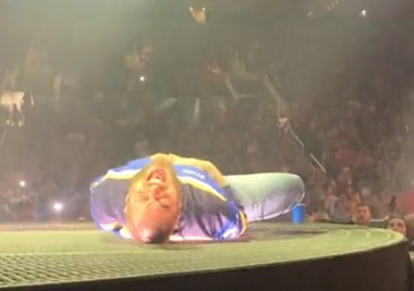 Рапърът Post Malone претърпя неприятно падане заради дупка на сцената