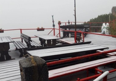 Първи сняг падна на Боровец Днес следобед хижа Ястребец побеля