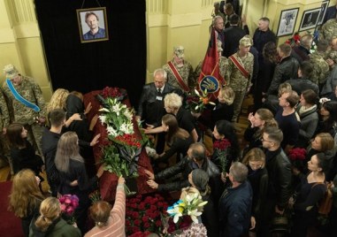 Стотици хора се сбогуваха в Националната опера на Украйна с