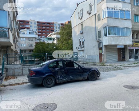 Блъснат автомобил е изоставен на улица в Тракия вече трета седмица