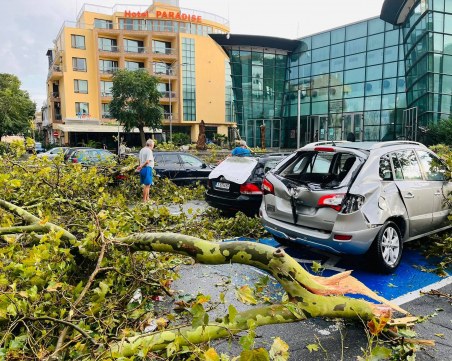 Четирима пострадаха при бурята в Бургаско, бедствено положение в Поморие