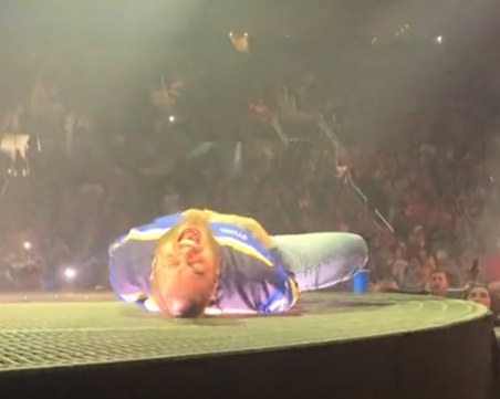 Изестен рапър падна на сцената, лекари му оказаха помощ