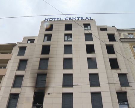 Разследват причините за пожара, пламнал в столичния хотел 