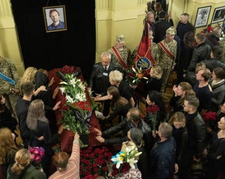 Стотици в Киев се сбогуваха с балетиста Шаповал, загинал като доброволец на фронта