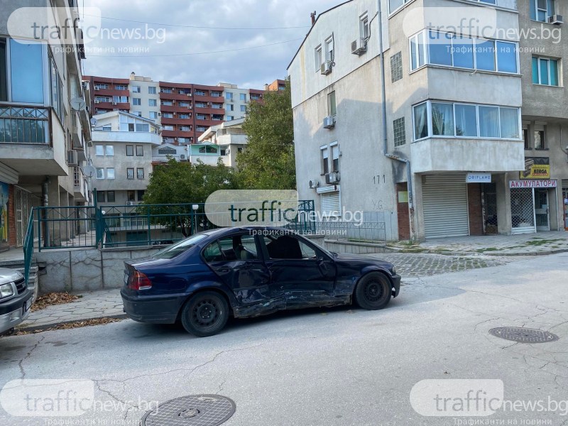 Блъснат автомобил е изоставен на улица в Тракия вече трета седмица