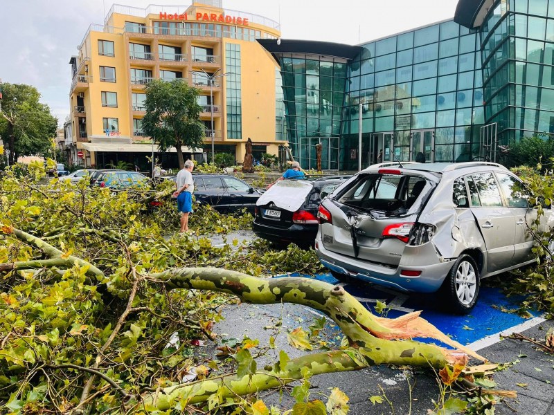Четирима пострадаха при бурята в Бургаско, бедствено положение в Поморие