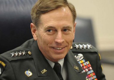 Генерал Дейвид Петреъс бивш директор на ЦРУ и командир на американските
