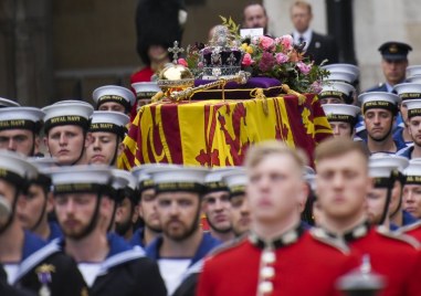 Кралският кортеж вече пристигна в арката на Уелингтън  Тaм парадът ще