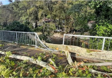 След бурята в няколко населени места в Родопите има отнесени