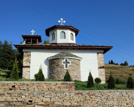 За пръв път двойка се венча в ремонтирания храм 