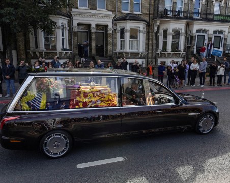 Катафалката с Елизабет II отпътува към замъка Уиндзор