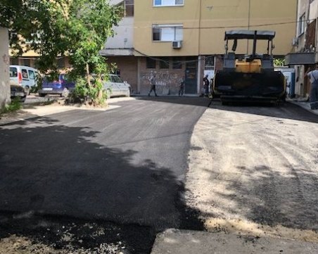 Реновираха междублоково пространство на бул. 