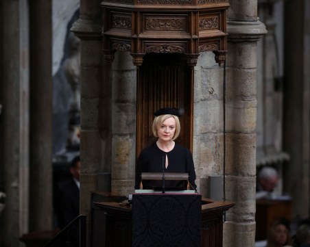 Високопоставени политици отдават почит към Кралицата на погребението й