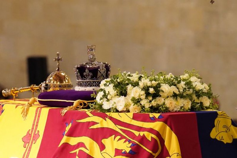 Ковчегът на Елизабет II е пренесен в параклиса 