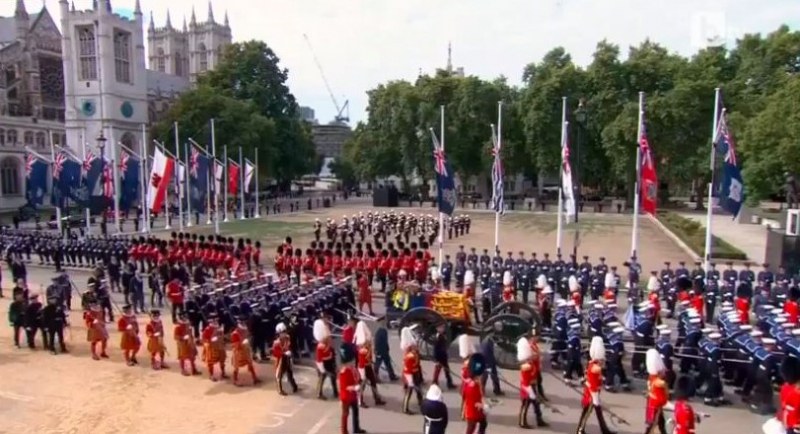 Церемонията по погребението на кралица Елизабет II приключи и ковчегът