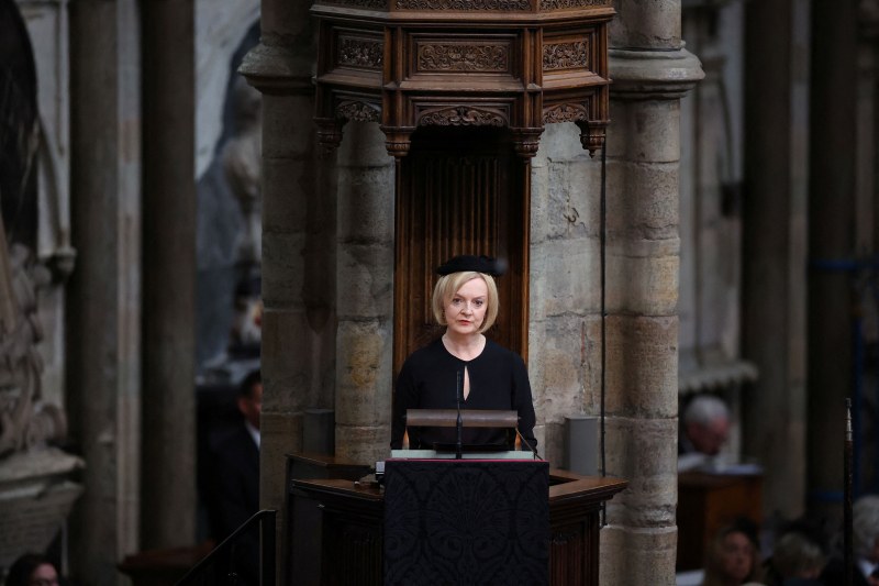 Високопоставени политици отдават почит към Кралицата на погребението й