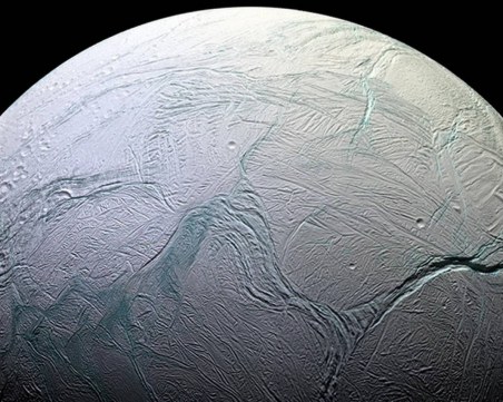 Астрономи откриха големи количества фосфор в океана на Енцелад