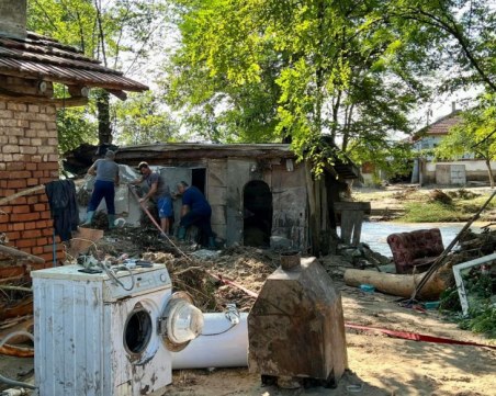 Хората с унищожени домове в Каравелово получиха помощ от Стефан Янев и съмишлениците му