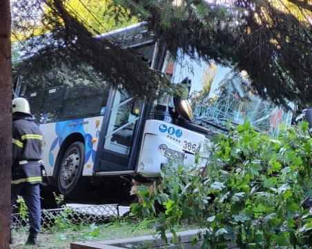 Инфаркт е причината за катастрофата на автобуса от градския транспорт в София, осем са ранени