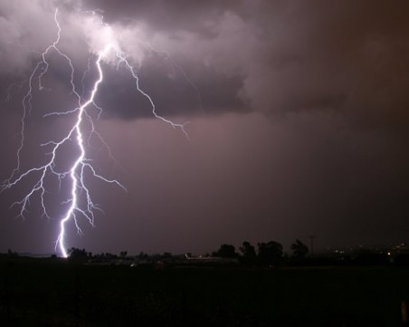 Мълния  уби над 20 души в Индия