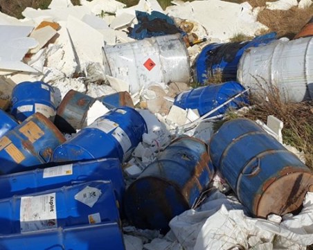 Откриха 250 изхвърлени варела с химикали в няколко столични района