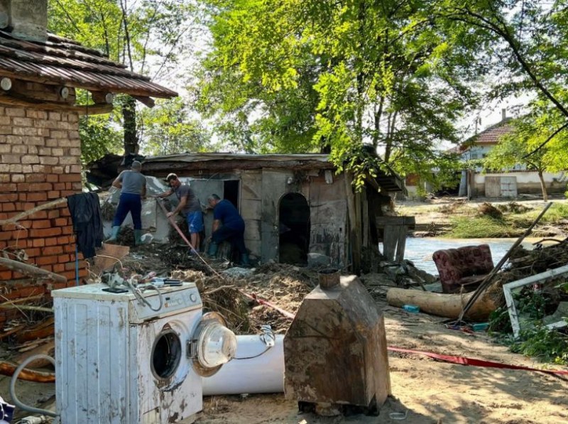 Хората с унищожени домове в Каравелово получиха помощ от Стефан Янев и съмишлениците му