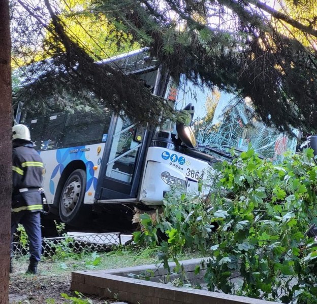 Инфаркт е причината за катастрофата на автобуса от градския транспорт в София, осем са ранени