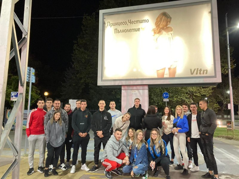 Пловдивски бизнесмен изненада дъщеря си с билборд за 18-я й рожден ден