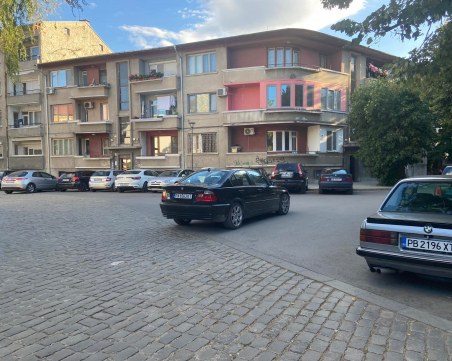 Абсурдно! Водач заряза БМВ-то си в средата на кръстовище в Кършияка