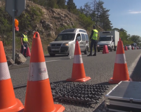 Блокада от КПП-та около Бургас: Заловиха за часове петима каналджии и 30 нелегални мигранти