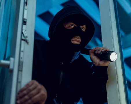 Младеж влезе взлом в къща в Стамболийски, задигна тонколони