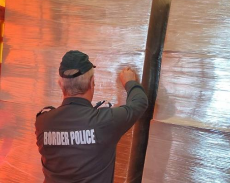 Задържаха над 10 млн. къса цигари без бандерол в български камион