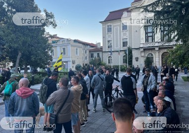 Феновете на Ботев се събраха пред Община Пловдив в искане