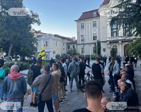 Феновете на Ботев се събраха пред Общината с искане за отговори за 