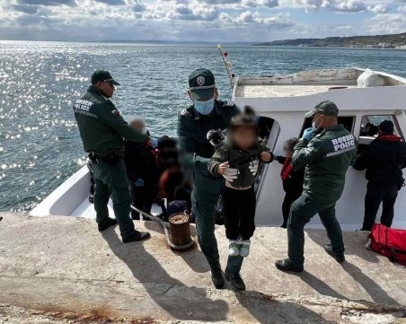 Хванаха 38 мигранти, сред които и бебе, в Черно море