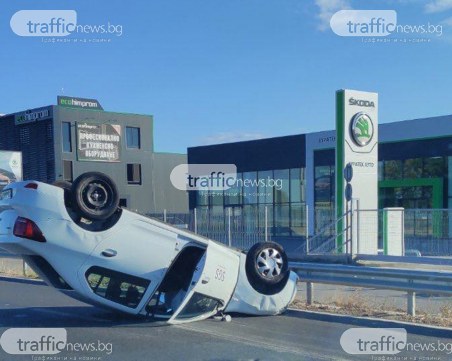 Кола се обърна по таван на 