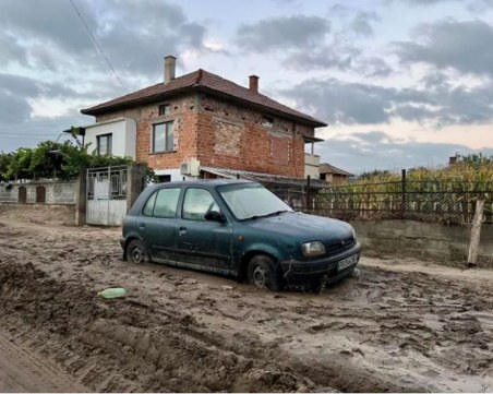 Все още има нужда от техника в наводнените села