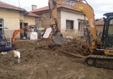 Очаква се днес в засегнатите от наводненията села в Карловско