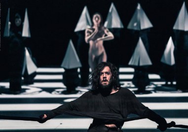 Спектакълът Одисей една от най мащабните и впечатляващи театрални постановки в България