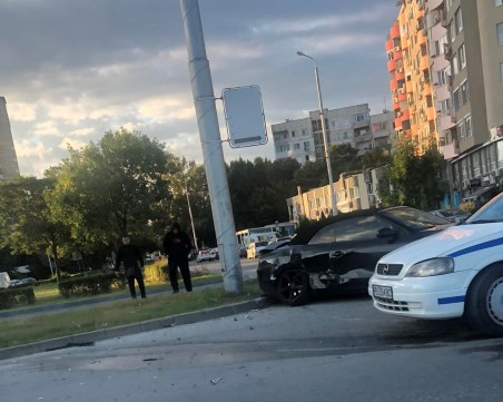 Ауди се вряза в стълб в Тракия в час пик, движението е затруднено