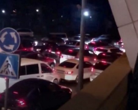 Километрични опашки от автомобили по границата на Русия с Грузия