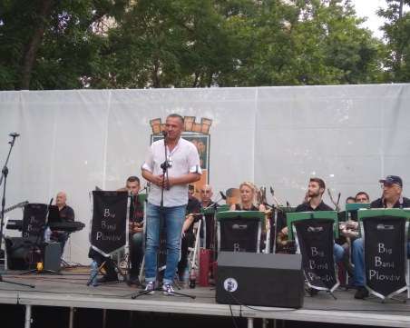 Музикантите от Биг Бенд Пловдив превземат сцената в парк 