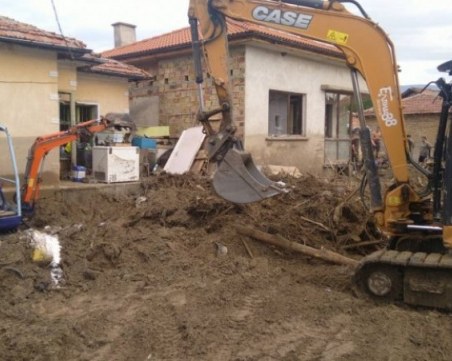 Пристигат първите количества вода в засегнатите от наводненията села в Карловско днес