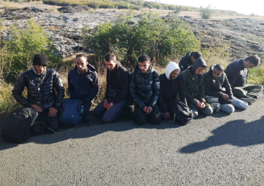Две групи мигранти задържа кметът на каменското село Трояново при