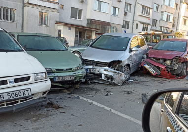 Няколко паркирани коли са помляни в морската столица видя GlasNews bg Прочетете ощеИнцидентът