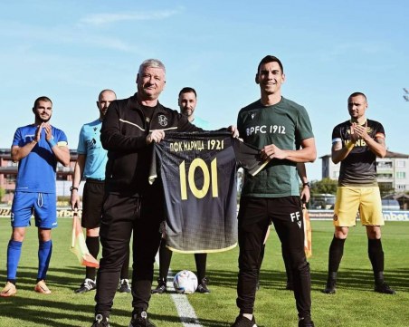 Ботев подари фланелка на Марица по случай 101-а годишнина на клуба