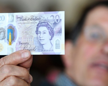 Британците имат една седмица, за да похарчат 11 милиарда лири от старите хартиени банкноти