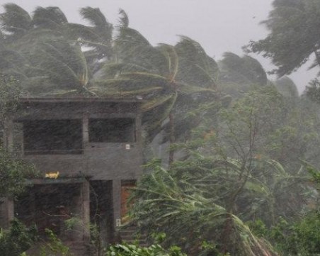 Бурите в Индия взеха най-малко 36 жертви за денонощие