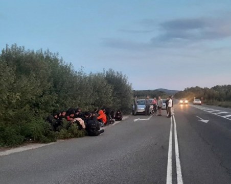 Хванаха 30 нелегални мигранти на път край Бургас, четирима са в тежко състояние